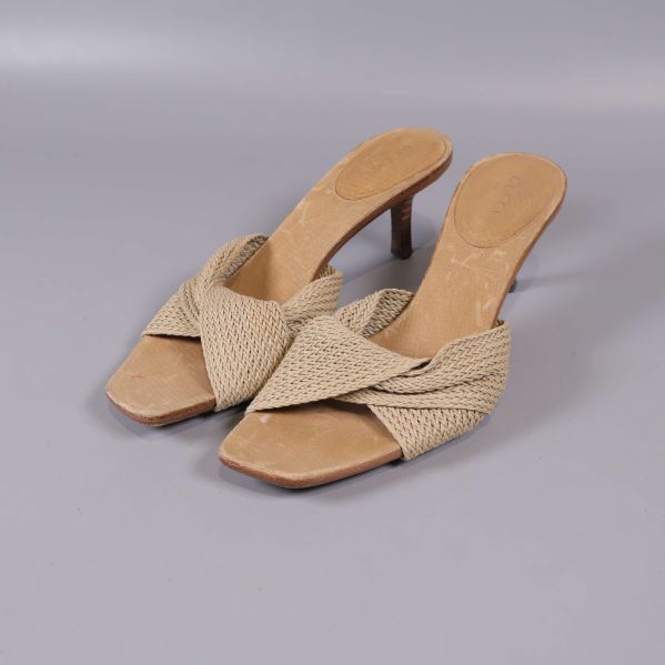 Beiga slip-in sandaler med flätad ovandel och smal klack