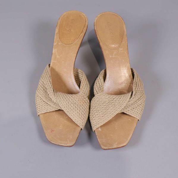 Slip-in sandaler ovanifrån med flätad design och fyrkantig tå