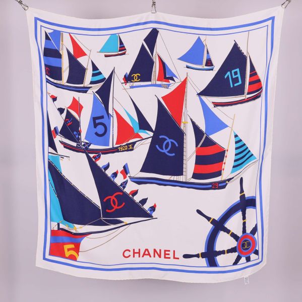 Kvadratisk scarf med segelbåtsmönster och Chanel-logga
