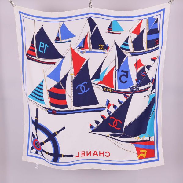 Baksidan av scarf med segelbåtar och Chanel-text