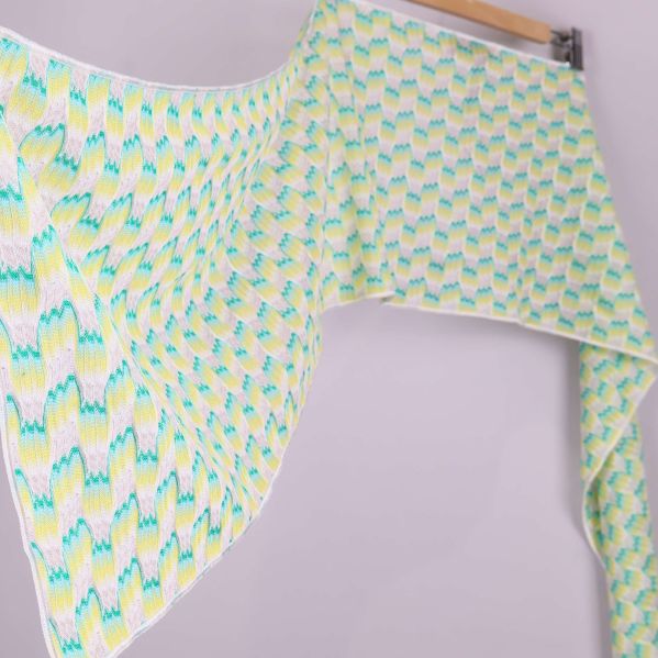 Diagonal närbild på mönstrad Missoni halsduk