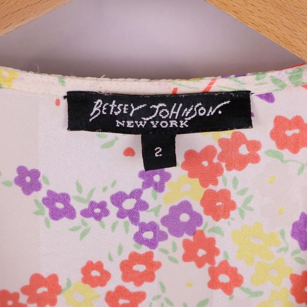 Närbild av Betsey Johnson-etiketten och storlek 2