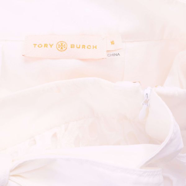 Närbild på Tory Burch-märke inuti kjolen
