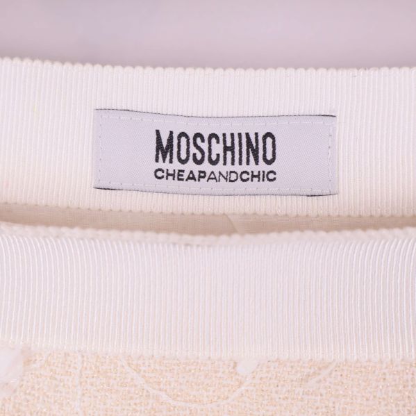 Närbild på Moschino Cheap and Chic logotyp på insidan av midjan