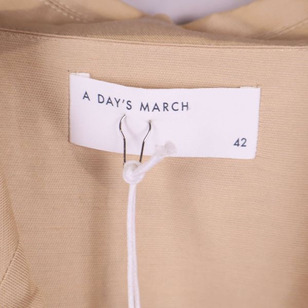 Nacketikett med A Day's March och storlek 42