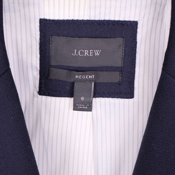 Närbild på etikett inuti blazer med märket J.Crew och storlek 8