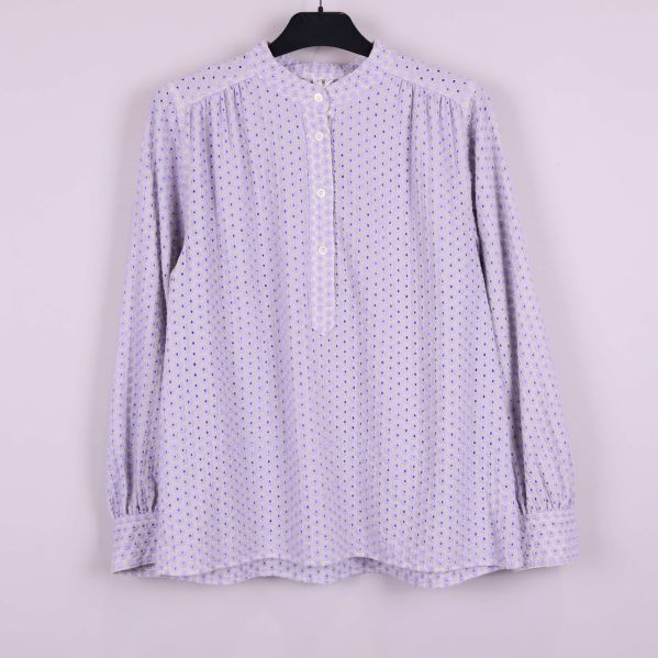 Blus med lila broderade blommor framifrån med ståkrage