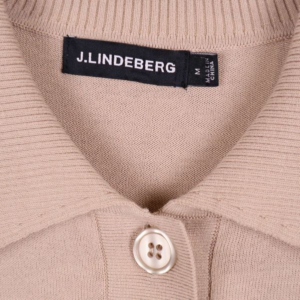 Närbild på J.Lindeberg etikett och krage