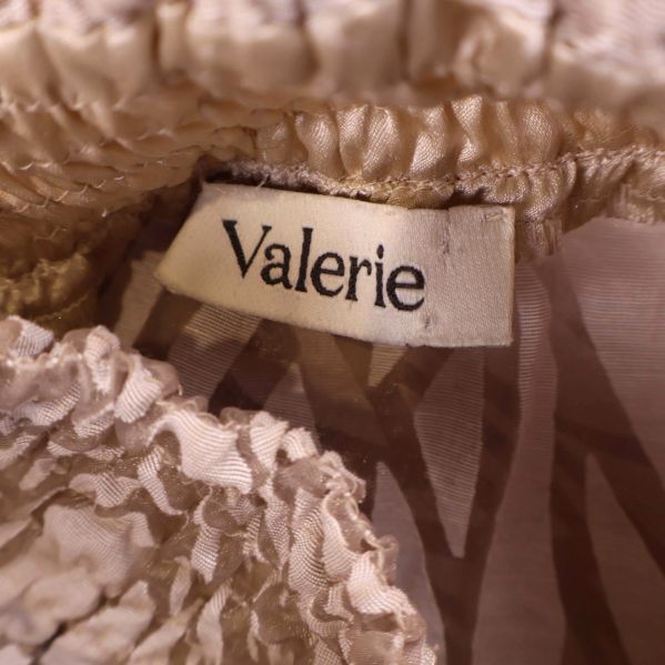 Valerie varumärkestag inuti blusen