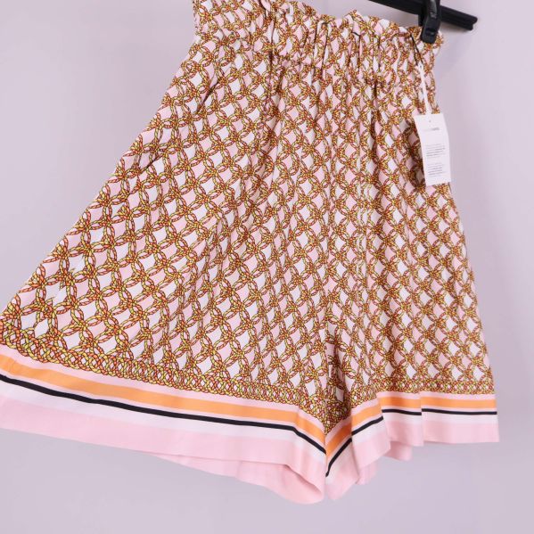 Shorts med mönster visade i sned vinkel