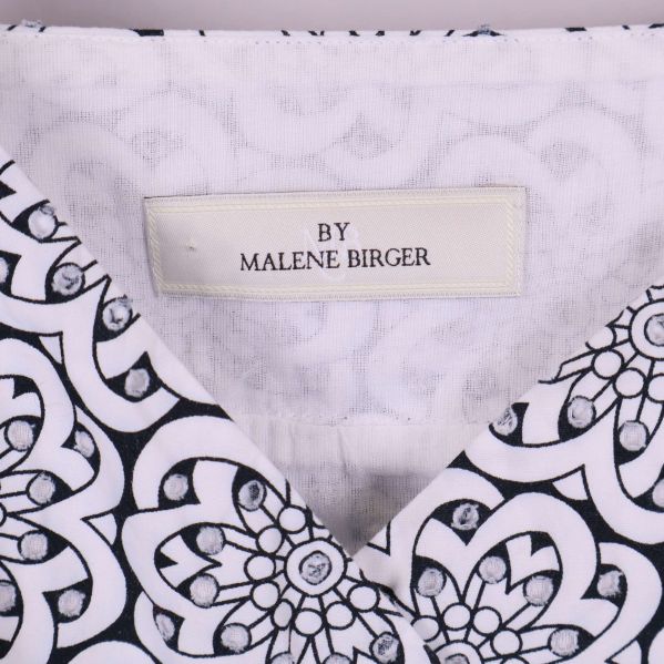Närbild på By Malene Birger-logotyp på klänningens etikett
