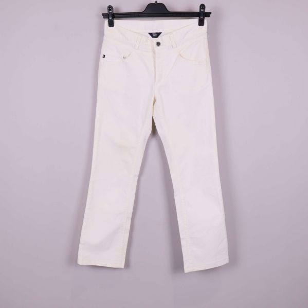 Vita bootcut jeans framifrån på galge