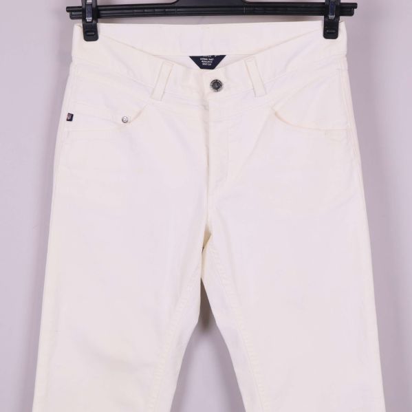 Närbild midja och fickor på vita jeans