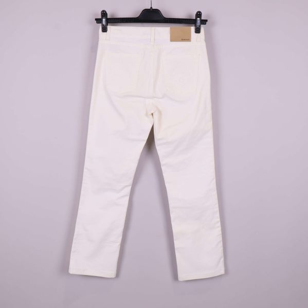 Vita bootcut jeans bakifrån med fickor och GANT-märke