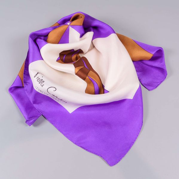 Mjukt draperad scarf i lila, brunt och vitt med mönster