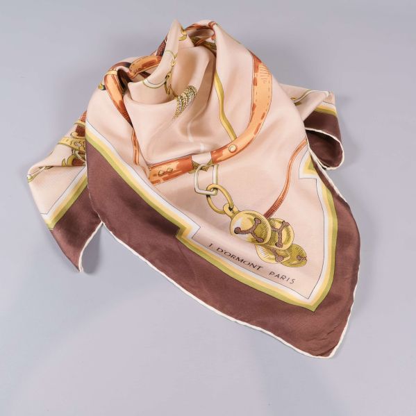 Scarf draperad  visar dess mjukhet och lyster