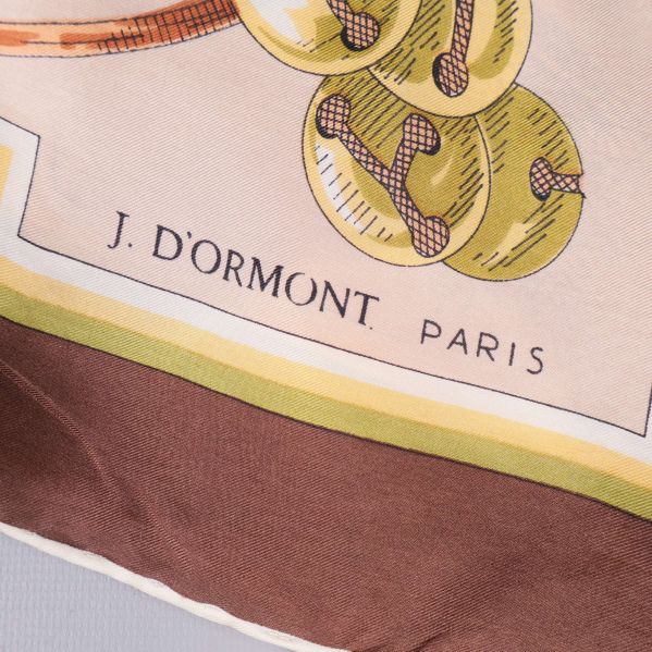 Närbild av kanten på scarfen med texten J. Dormont Paris