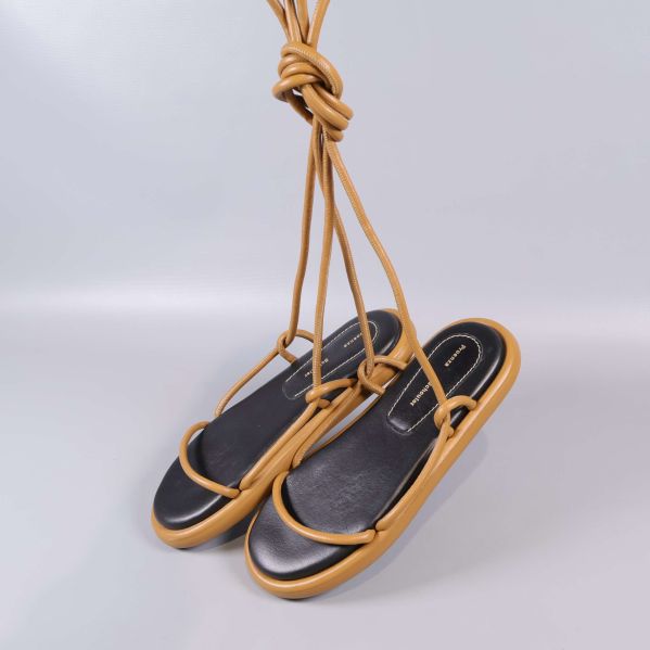 Sandaler upphängda i sina långa knytband