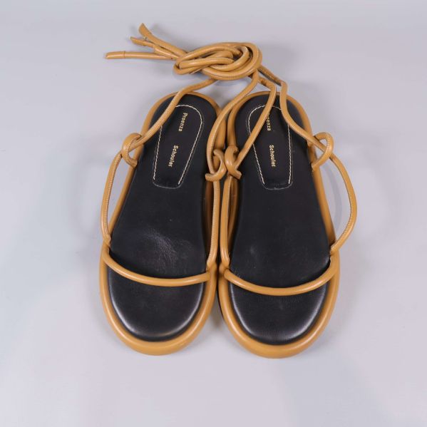Sandaler ovanifrån, svarta sulor och beige ram