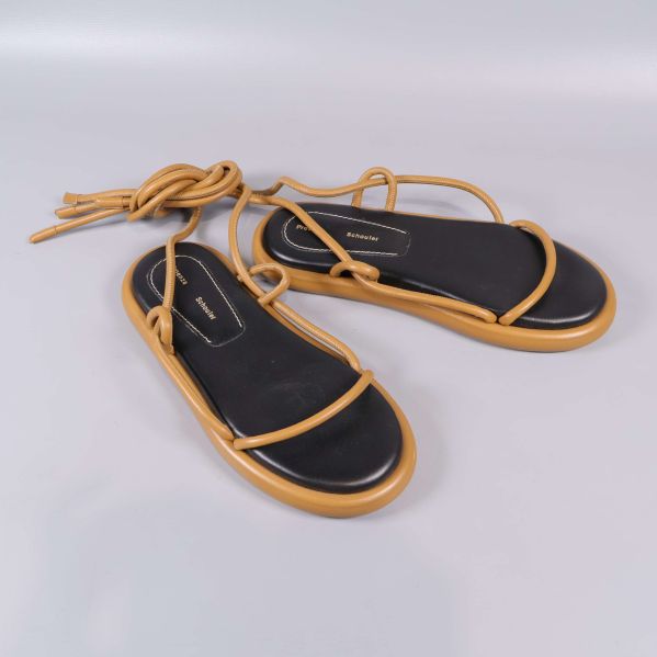Sandaler med svarta sulor och beigea knytband