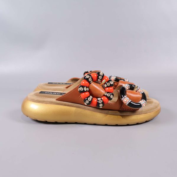 Sandaler från sidan med pärlbroderade detaljer och bruna band