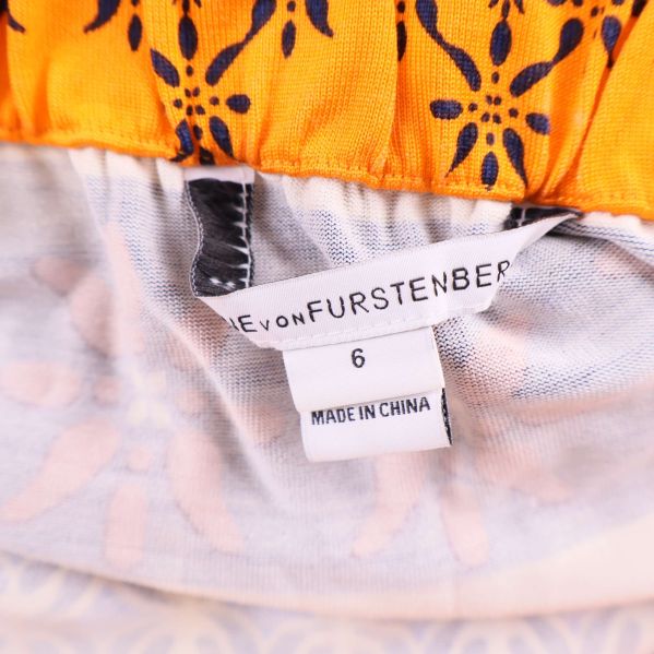 Närbild av varumärkestaggen Diane von Furstenberg