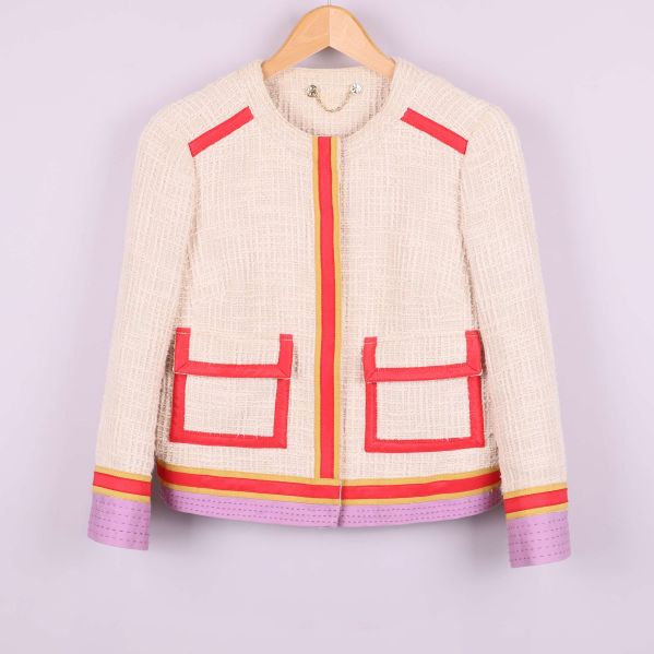 Framsida av ljus blazer med färgglada kanter och fickor