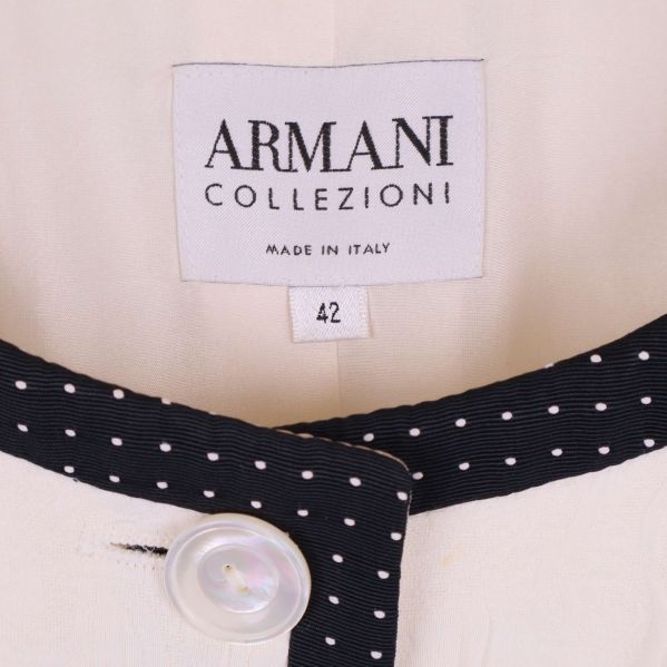 Närbild på Armani Collezioni etikett vid halsringningen