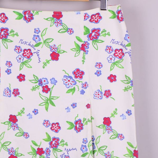 Närbild på blommigt tyg och mönster på kjol