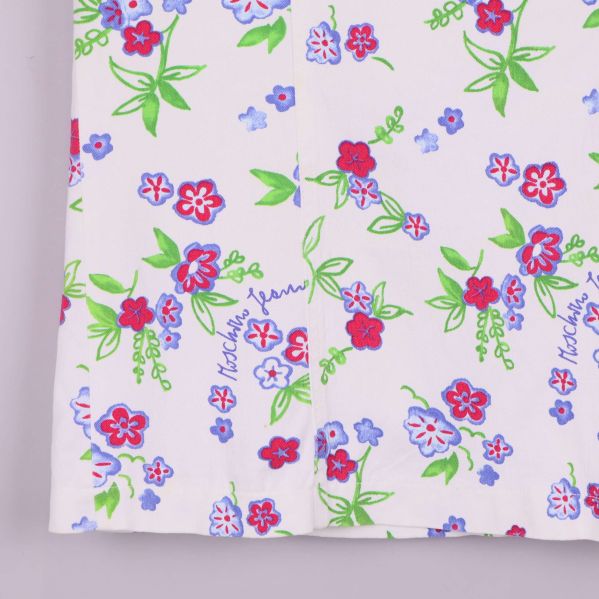Kjolens nederkant med tydliga blommotiv