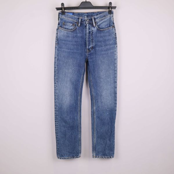 Jeans i blå denim med rak passform framifrån