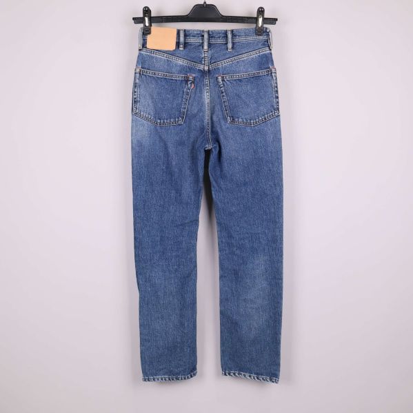 Jeans i blå denim bakifrån med tydliga bakfickor