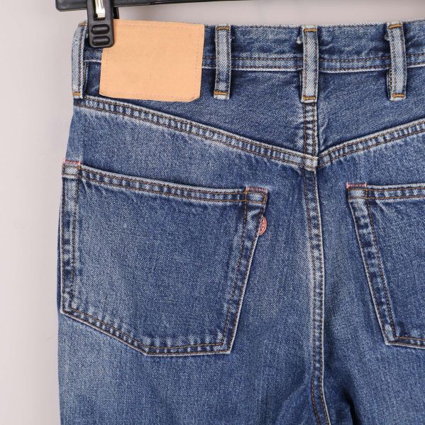 Närbild på bakfickor och midjedetaljer på jeans