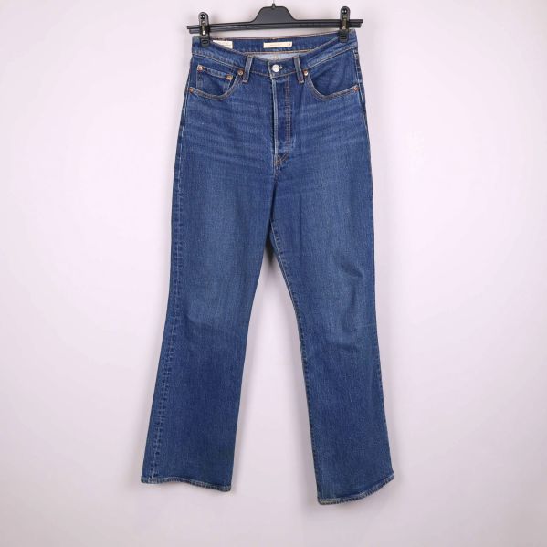 Jeans med raka ben hängande på svart galge