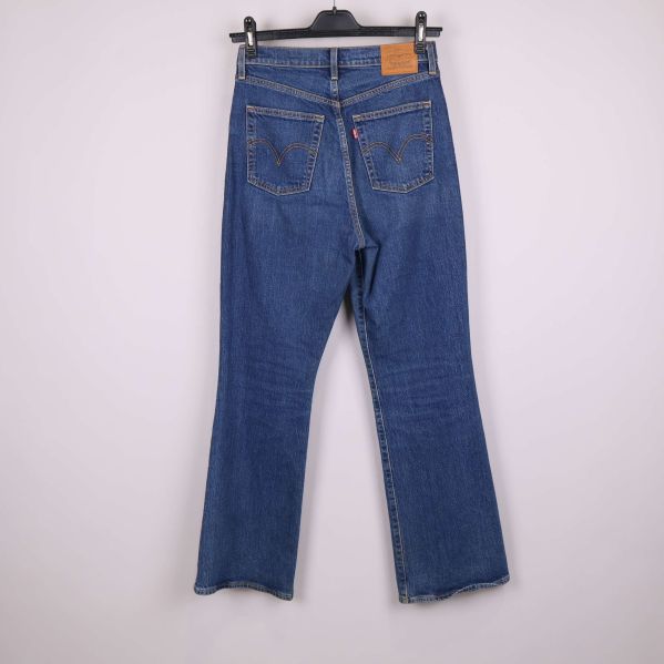 Baksida av blå jeans med två bakfickor