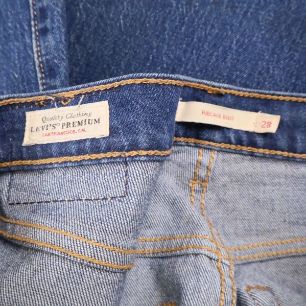 Insidan av jeansen visar Levis Premium och storleksetikett