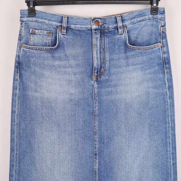 Närbild av överdelen på jeanskjolen med fickor och gylf