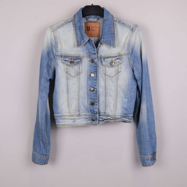 Ljus jeansjacka framtill på galge med bröstfickor och knappar