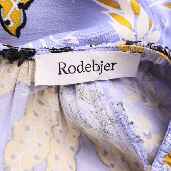 Tygmärke med Rodebjer-logotyp på klänningens insida