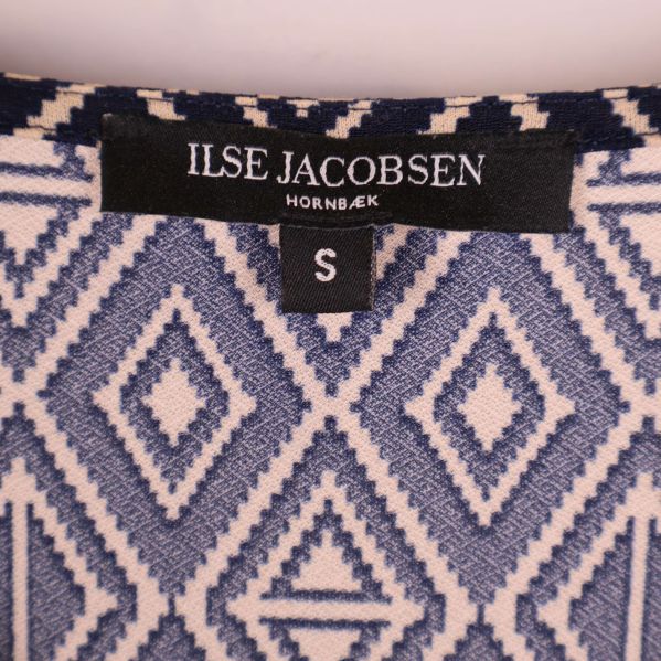 Närbild på Ilse Jacobsen-märkesetikett och storlek S