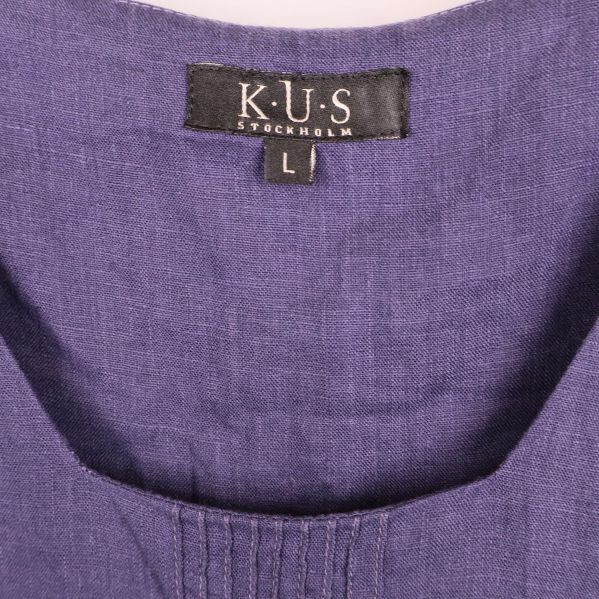 Närbild på etikett med K.U.S Stockholm logga