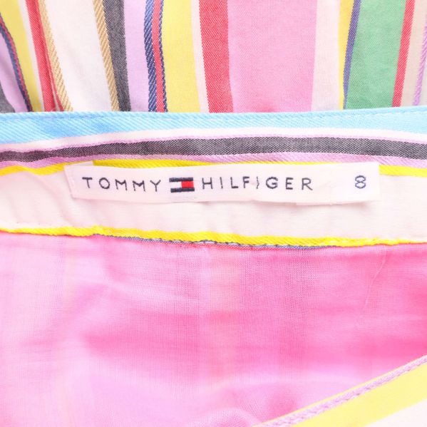 Närbild på Tommy Hilfiger etikett med storlek