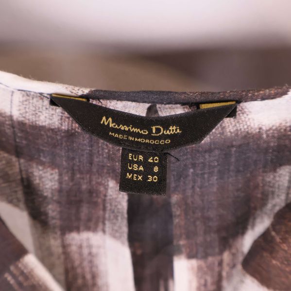 Massimo Dutti logo och storlekslapp i nacken, storlek EUR 40