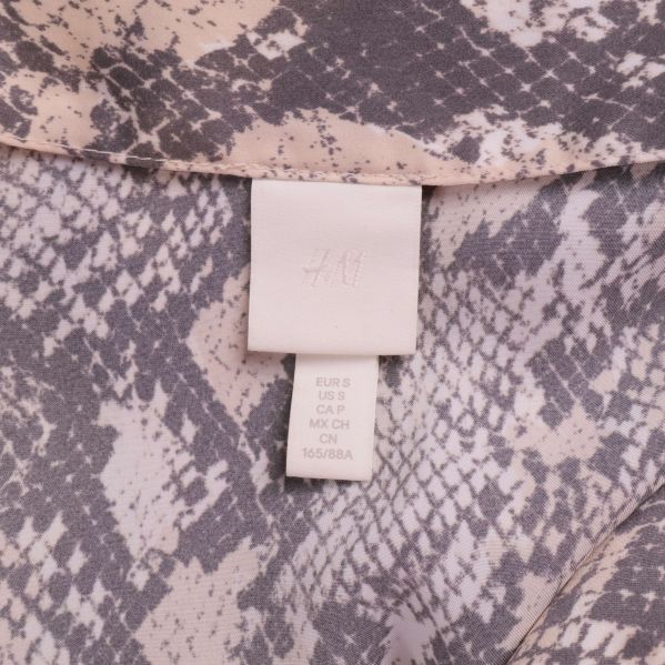 Klänningens inneretikett med H&M-storleksinfo