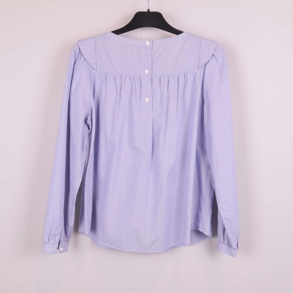 Blåvit randig blus med knäppning bak och lång ärm