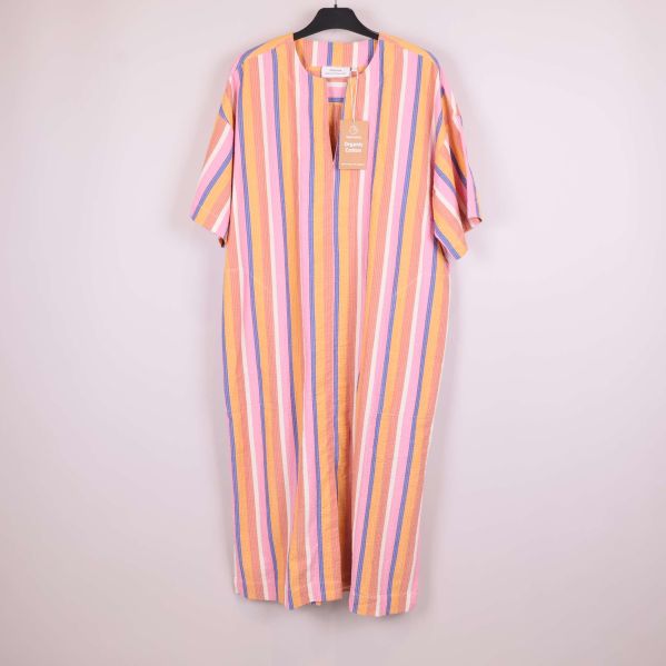 Randig kaftan i pastellfärger framifrån på galge