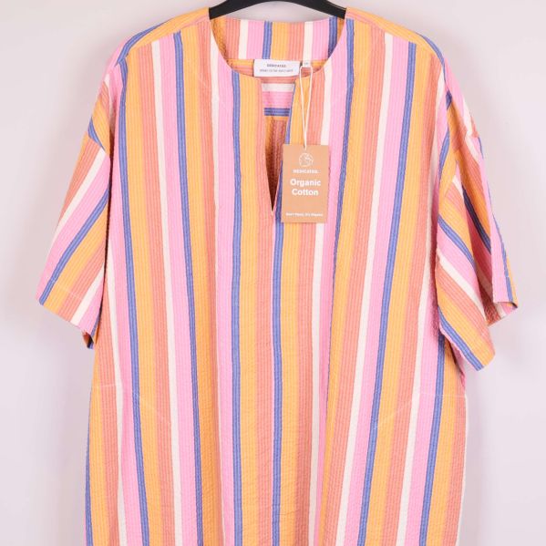Närbild på övre del av kaftan med randigt mönster