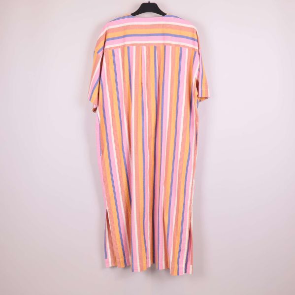 Randig kaftan i pastellfärger bakifrån på galge