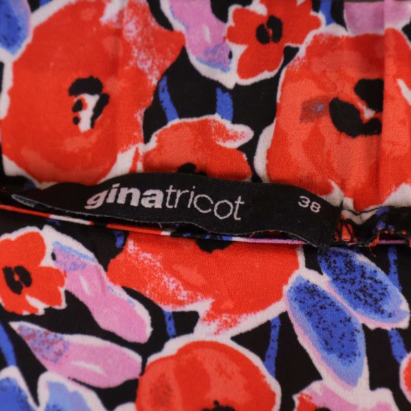 Närbild på svart gina tricot-etikett och storlek 38