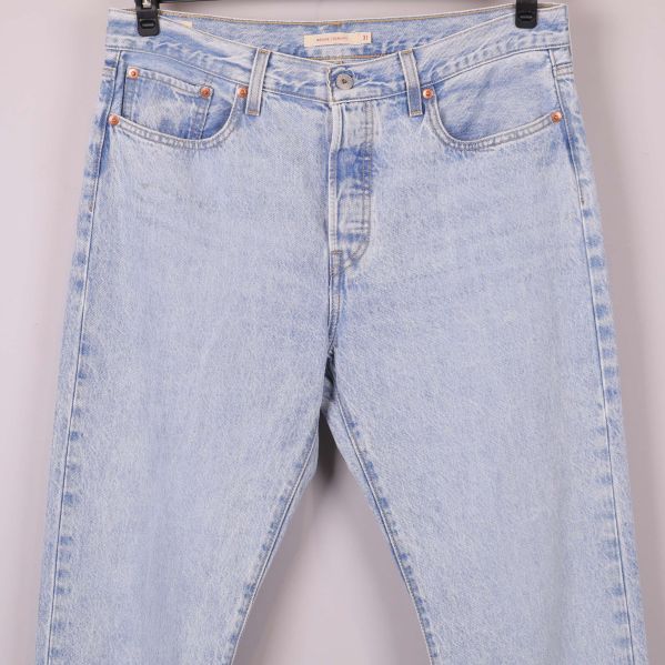Övre delen och midja på jeansen i ljusblå denim